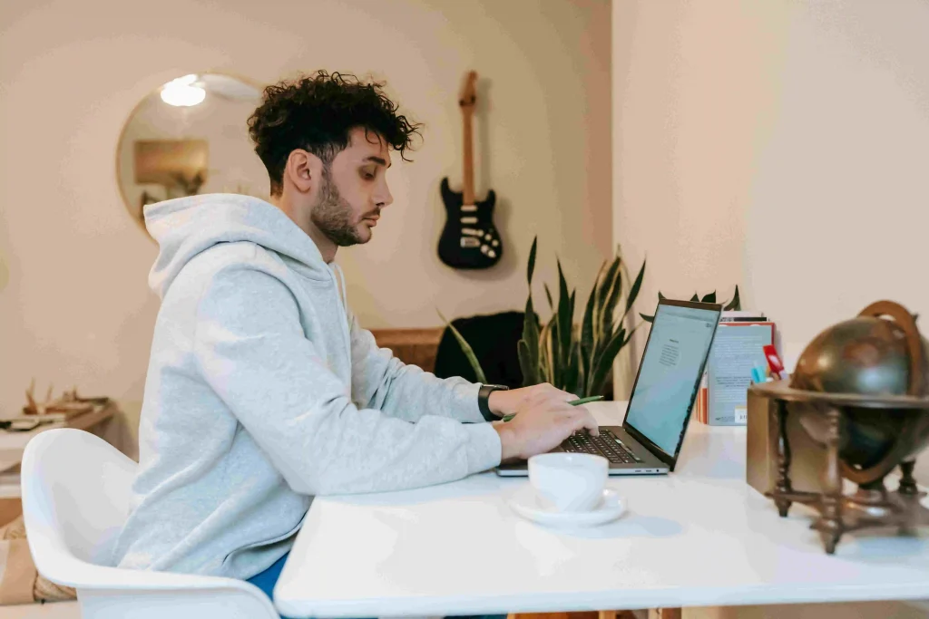 Collage van studenten in Amsterdam met verschillende bijbanen voor studenten Amsterdam: barista in café, flitsbezorger op fiets langs gracht en student met laptop bij raam met uitzicht op Amsterdamse grachtenpanden
