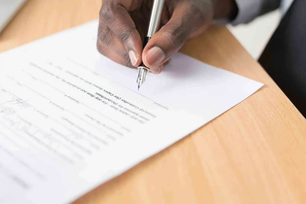 Overeenkomst van opdracht zzp 2026: zelfstandige professional ondertekent compliant opdrachtcontract voor overheidsinstelling