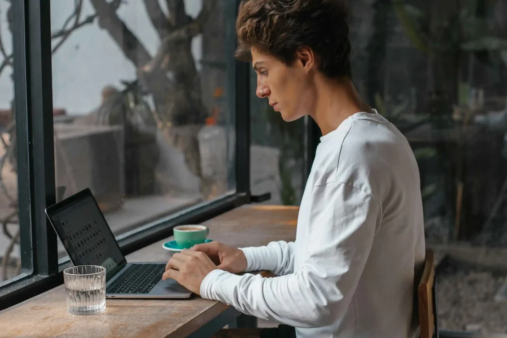 ZZP'er werkt zelfstandig aan laptop — actueel ZZP nieuws over wet DBA, handhaving en overheid opdrachten in 2026