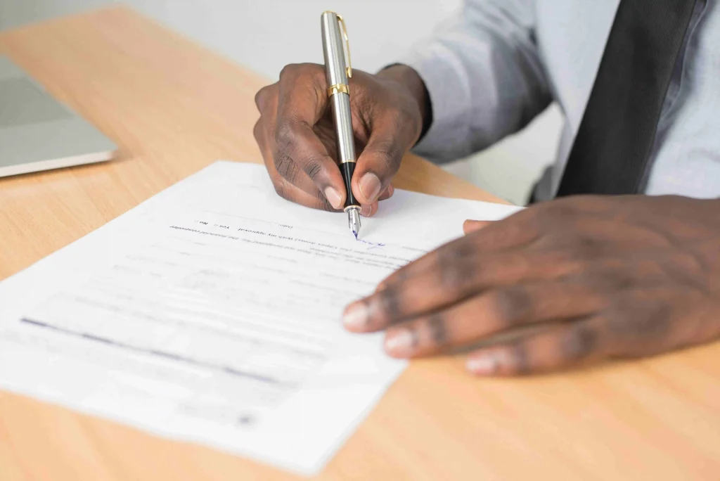 ZZP'er bestudeert contractvoorwaarden aan bureau — beperkte onderhandelingsruimte voor zelfstandigen