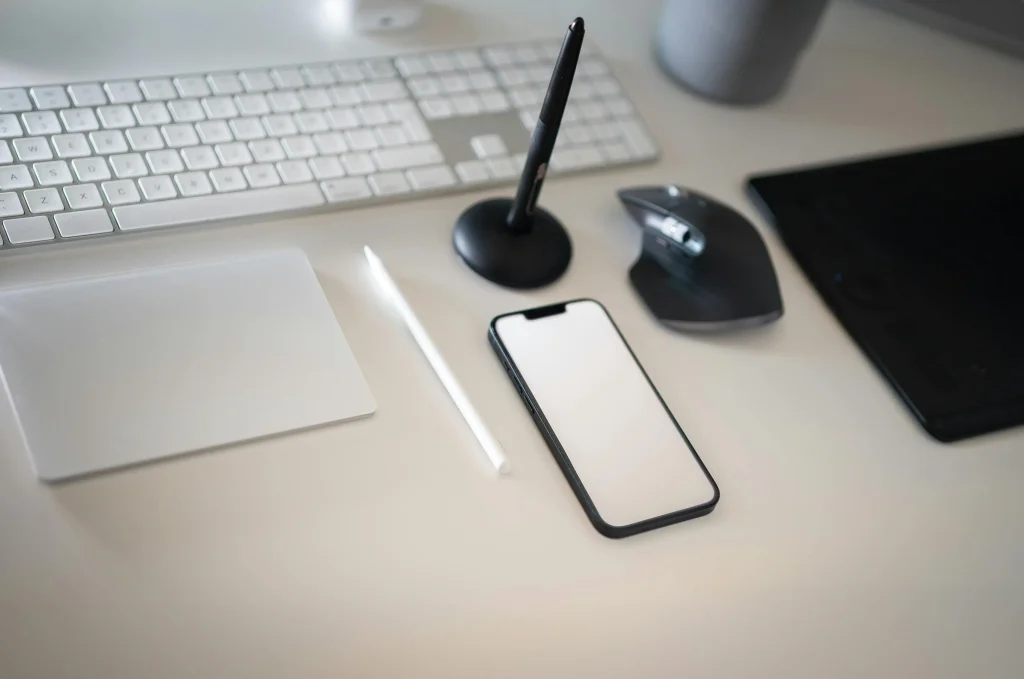 Focus van een interim professional op een werkplek bij de overheid, beschermd tegen ongevraagd bellen ZZP 2026 door de nieuwe Telecommunicatiewet.
