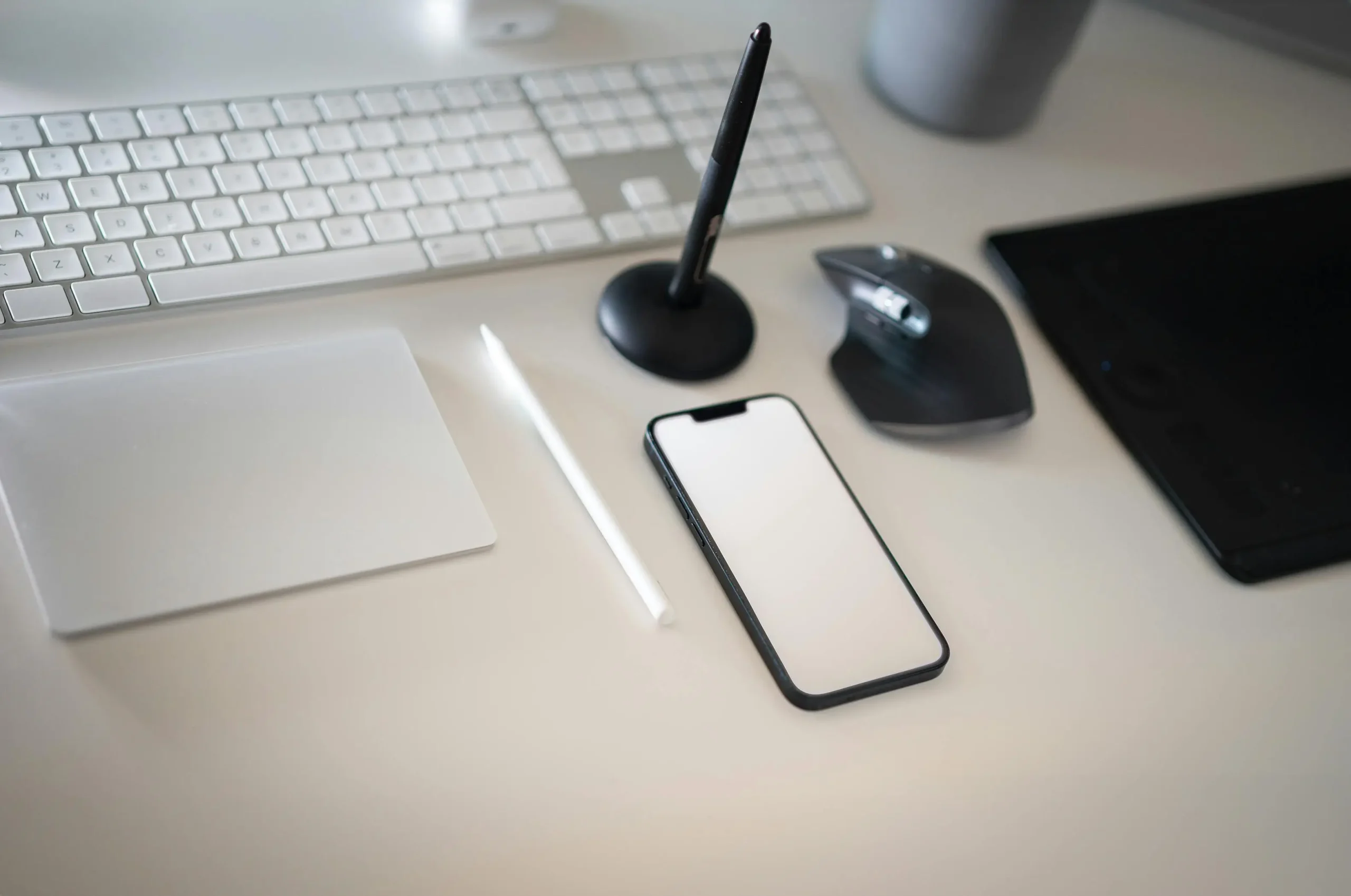 Focus van een interim professional op een werkplek bij de overheid, beschermd tegen ongevraagd bellen ZZP 2026 door de nieuwe Telecommunicatiewet.