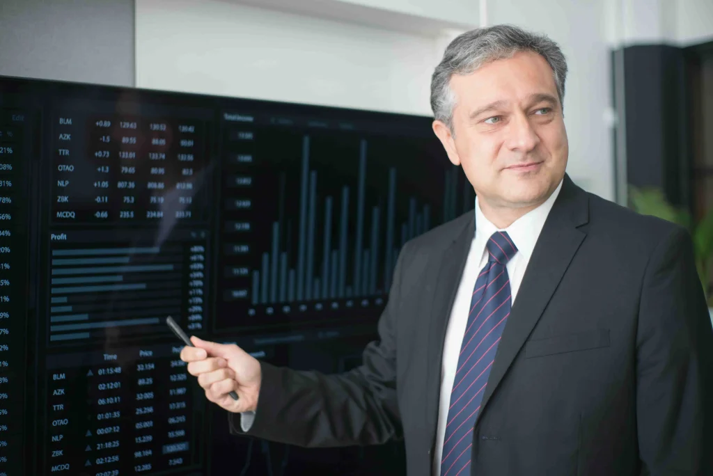 Een senior AI-Informatie-Expert analyseert digitale data via een modern glazen interface in een professionele kantooromgeving.