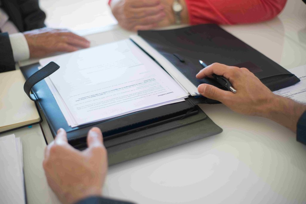 Een zakelijke compliance bespreking over de impact van de Wet meer zekerheid flexwerkers 2026 op de flexibele schil.