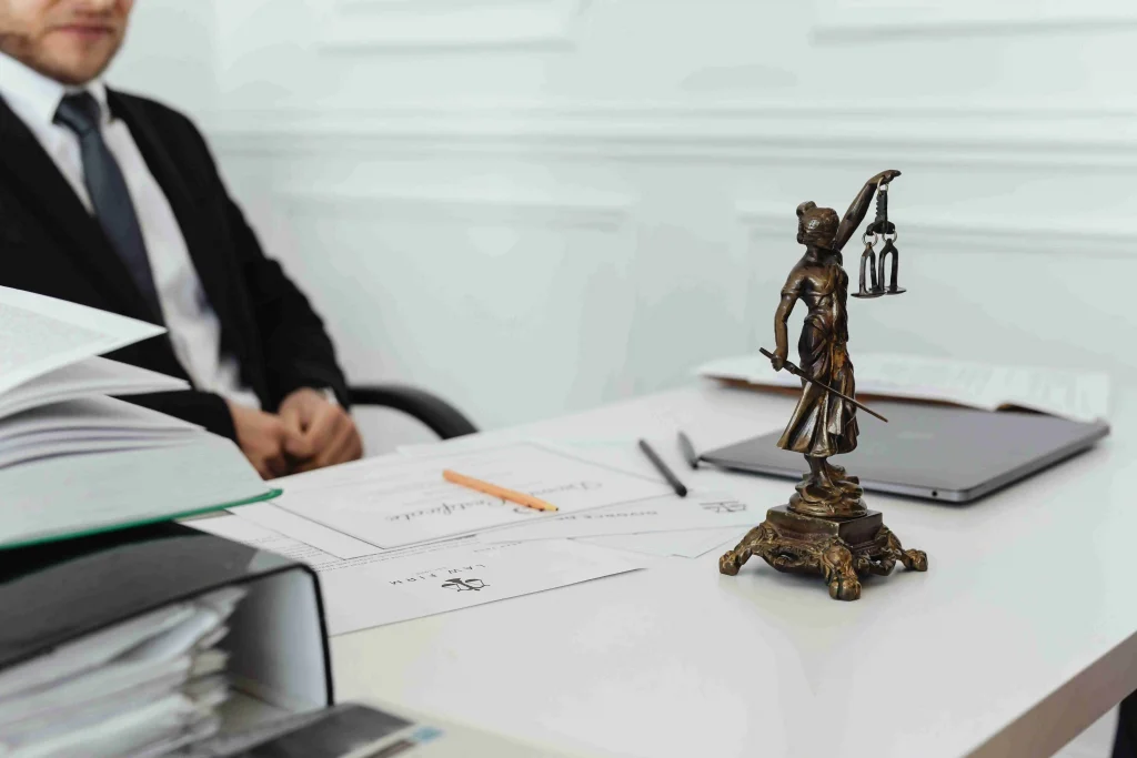 Futuristische digitale hamer die symbool staat voor EU AI Act compliance en wetgeving voor de Nederlandse overheid in 2026.