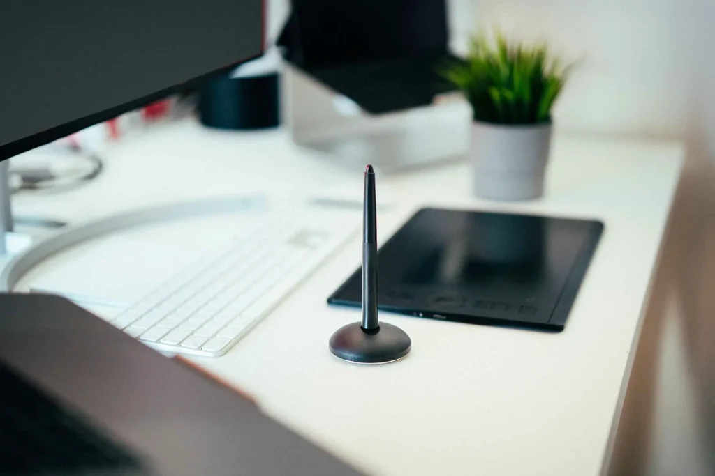 Een modern bureau met een tekentablet en stylus voor het berekenen van een BBRA schaal omrekenen naar zzp uurtarief.