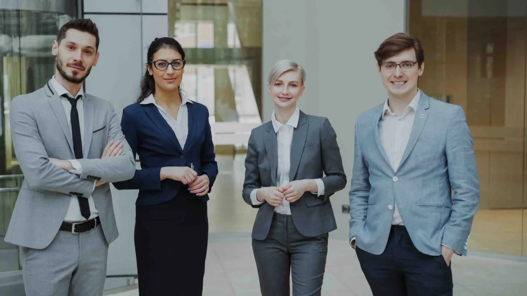 Een zelfverzekerde interim professional op een modern kantoor, opgelucht na de baanbrekende uitspraak van de rechter over de ongeldige relatiebeding zzp boete.