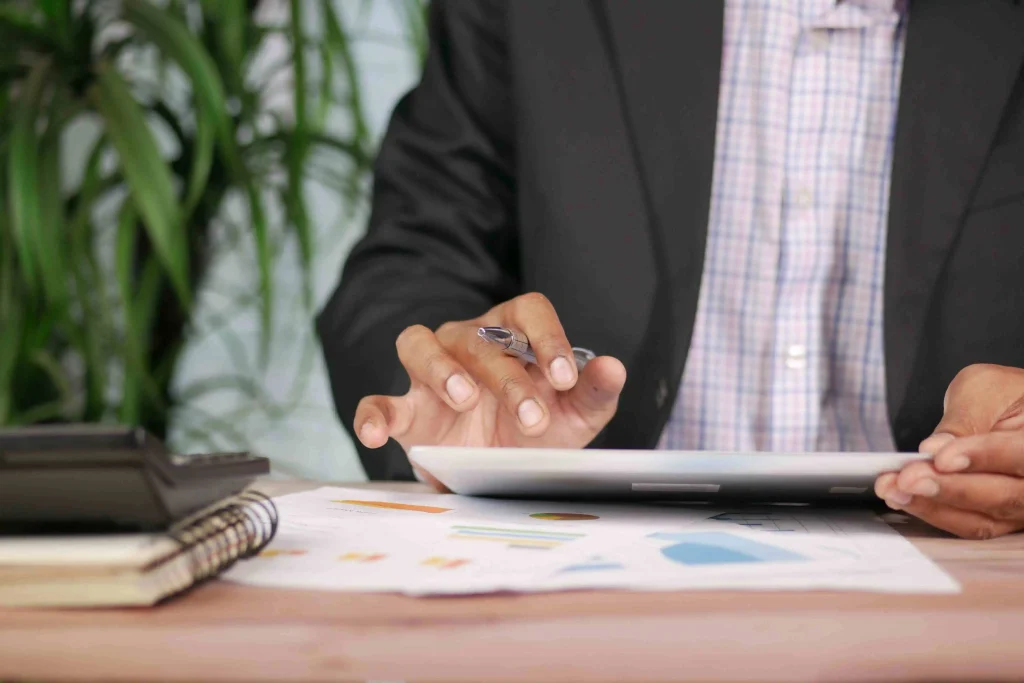 Een corporate professional bekijkt digitale contracten op een tablet aan een bureau, analyserend wat de impact is van de recente Temper-uitspraak zzp op interim-overeenkomsten.