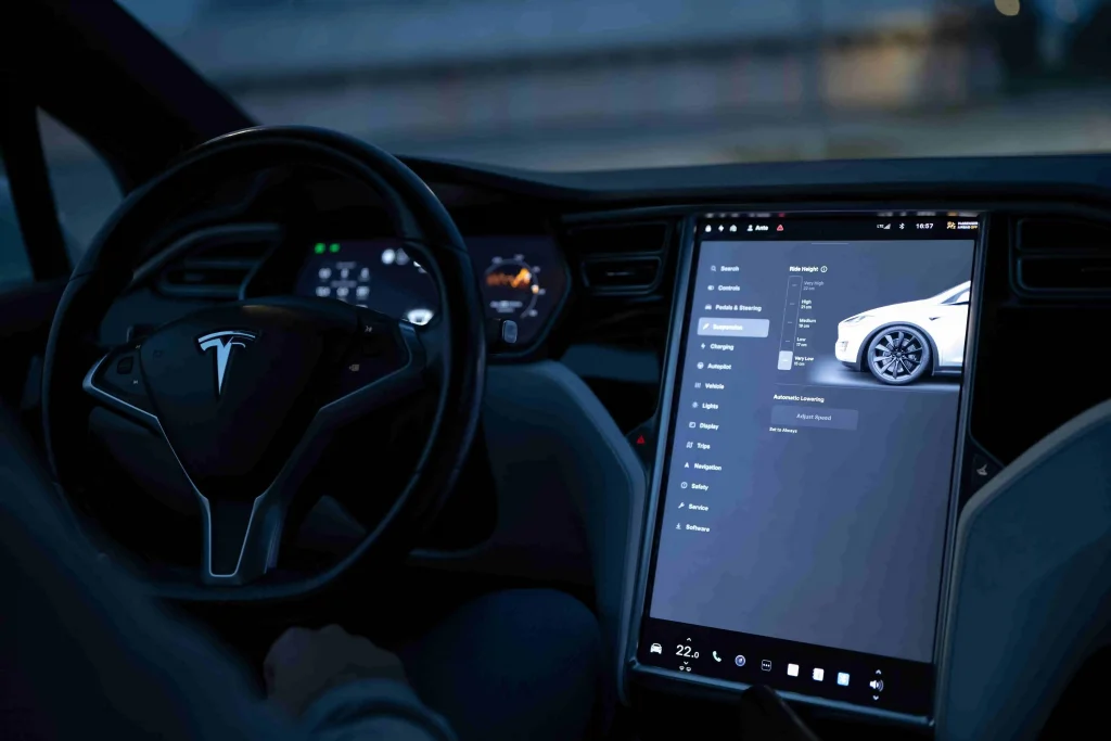 Modern minimalistisch dashboard van een premium elektrische auto met een rittenregistratie app op het scherm, geoptimaliseerd voor de kilometeraftrek 2026 van een zzp'er of interim professional.