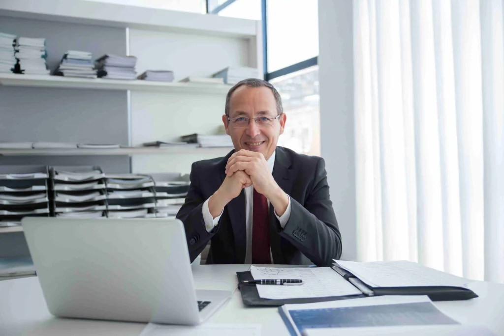 Een professional manager in een corporate office bespreekt strategische vraagstukken als teamleider sociaal domein.