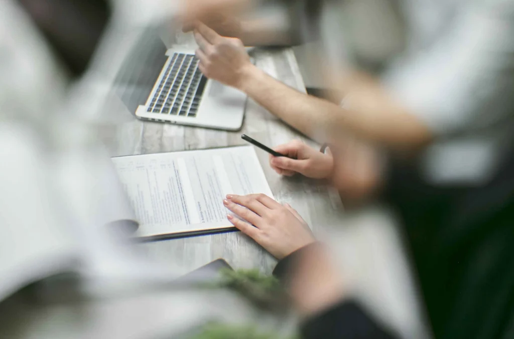 Professionals bespreken een contract tijdens een evaluatie volgens het toetsingskader beoordeling arbeidsrelaties.