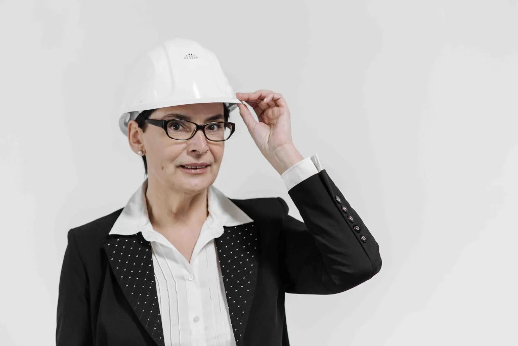 Een professionele ZZP Projectcoördinator Afbouw bespreekt de digitale bouwplanning op de bouwplaats; essentieel voor faalkostenreductie en procesmatige regie in de afbouw.