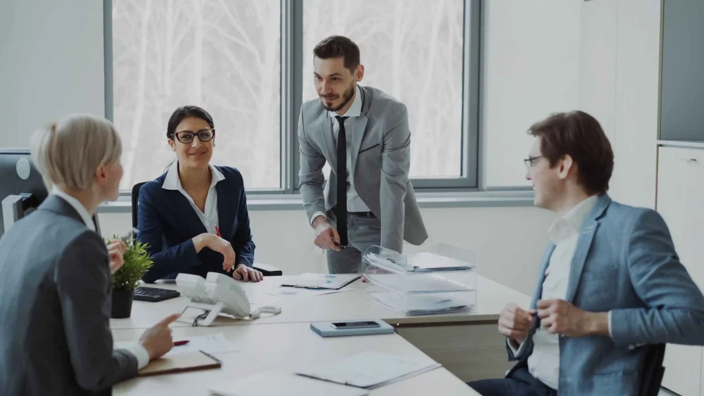 Professioneel team tijdens een zakelijke meeting over compliance en schijnzelfstandigheid voorkomen bij het inhuren van personeel.