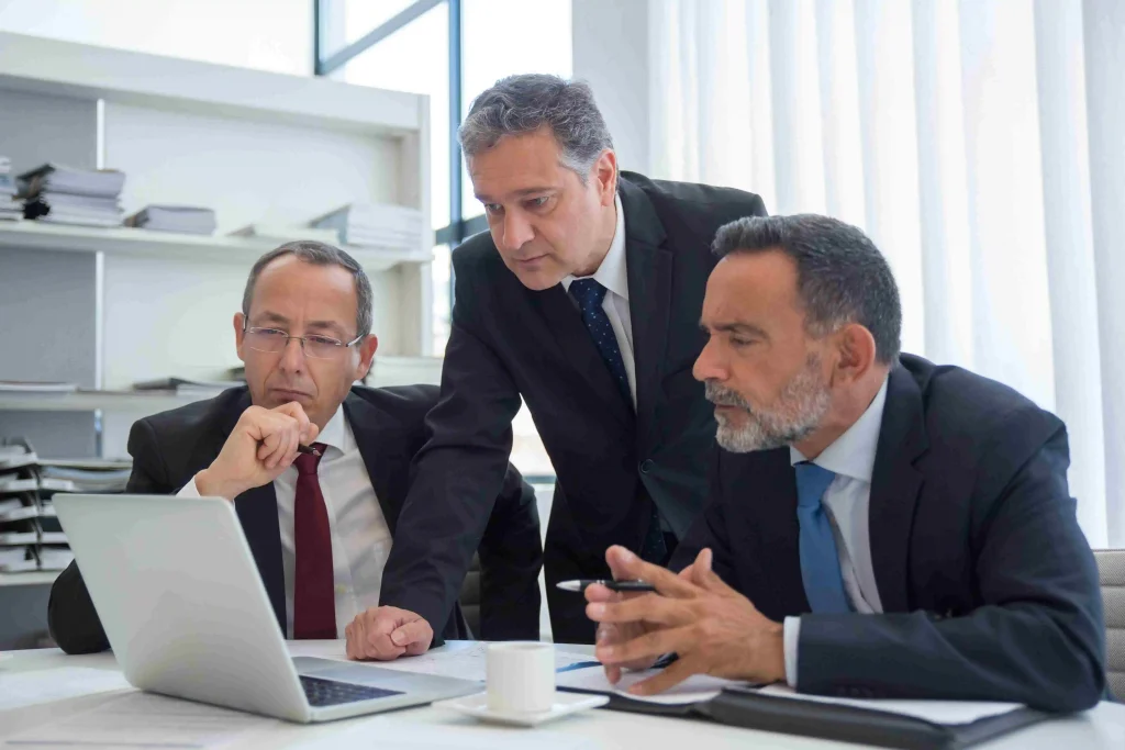 Interim management in Nederland: ervaren interim manager leidt een strategische vergadering tijdens een organisatietransitie.