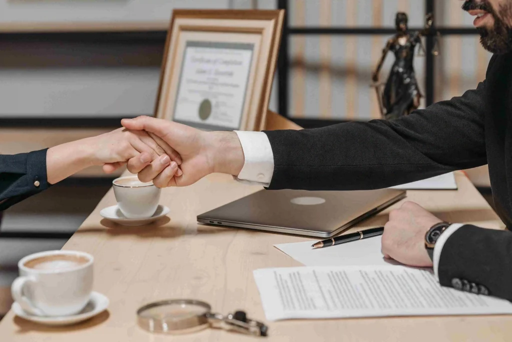 Opdrachtgever en interim professional bespreken de VZN persoonsgebonden status voor de Zelfstandigenwet.