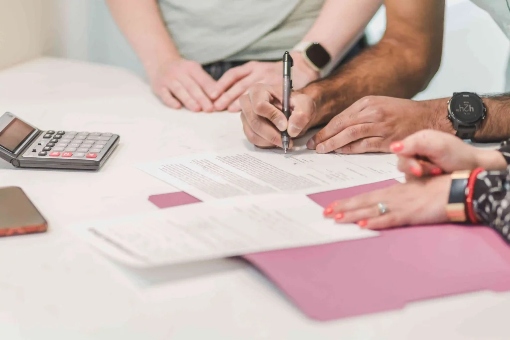 Opdrachtgever en zzp'er ondertekenen een contract om het rechtsvermoeden van arbeidsovereenkomst te voorkomen.