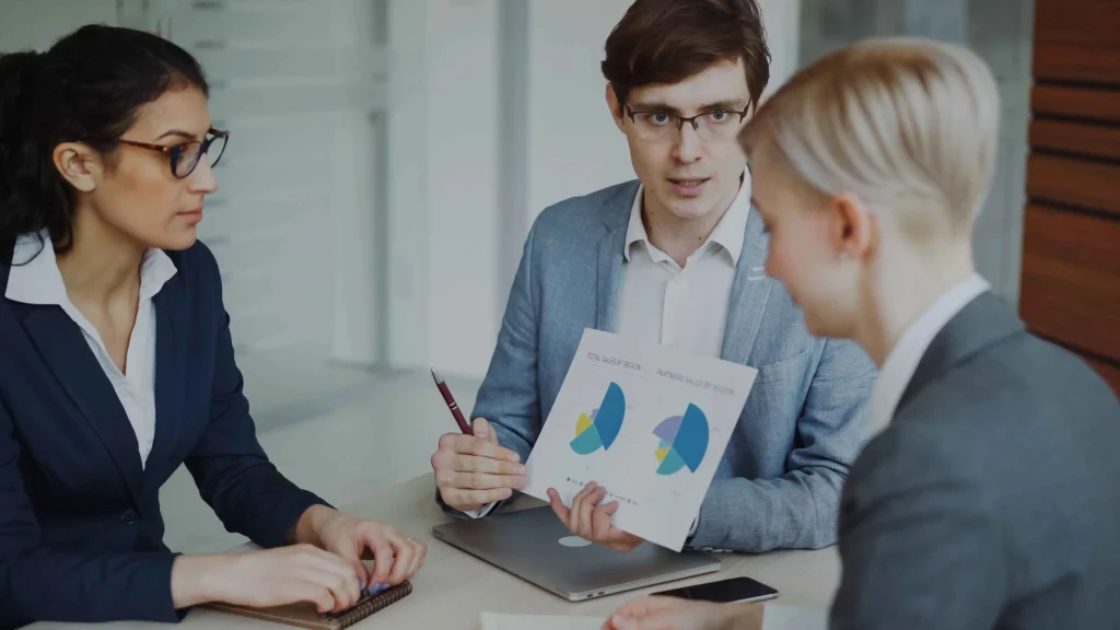 Interim finance manager overlegt over financieel overzicht en tarieven