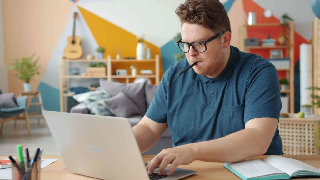 Zelfstandige bekijkt verontrust de Schademonitor ZZP cijfers op haar laptop vanwege handhaving op schijnzelfstandigheid