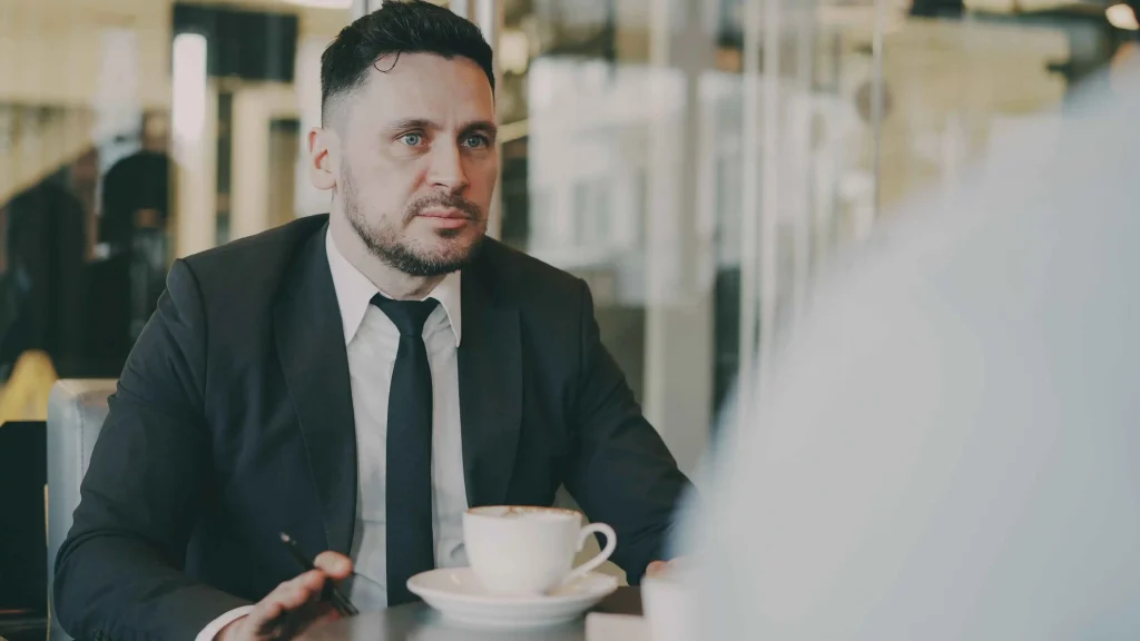 HR-manager voert een sollicitatiegesprek met een toekomstige werknemer op kantoor