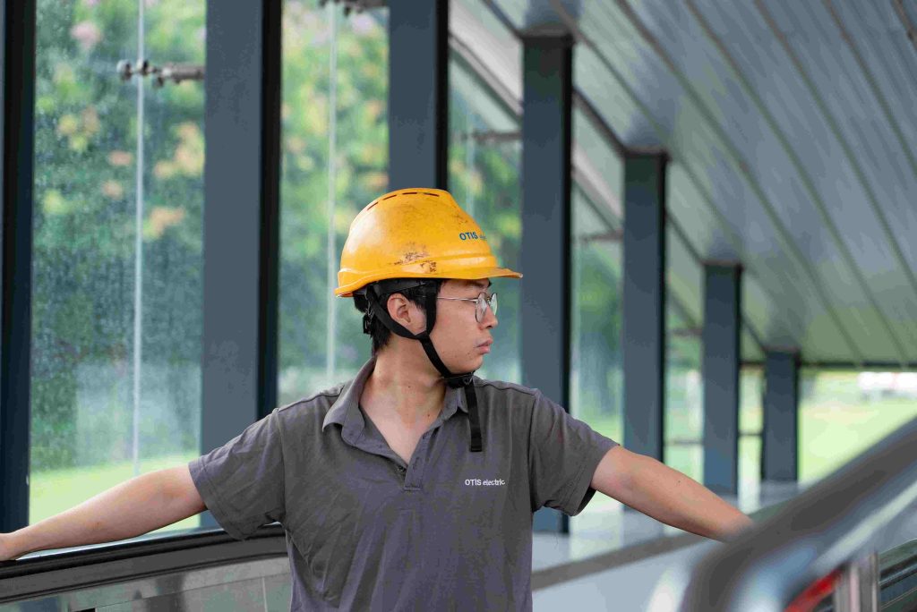 Gespecialiseerde monteur met een gele veiligheidshelm op locatie ter illustratie van de productiviteit zzp bouw cpb