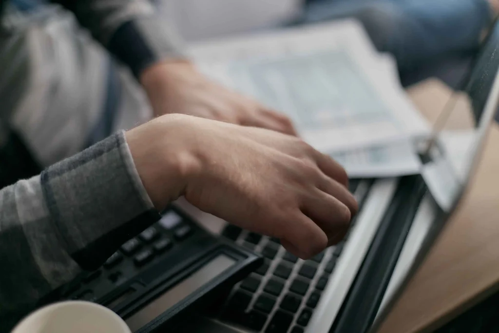 Zzp'er berekent bedragen tijdens het factuur maken, met rekenmachine en documenten