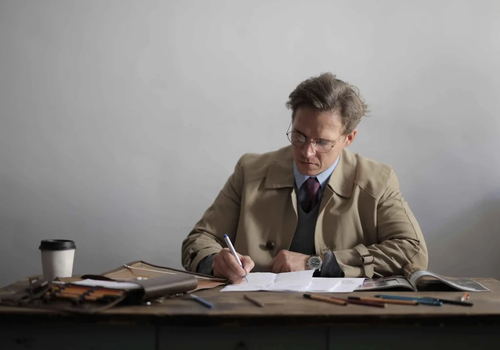 Ondernemer bereidt documenten voor bij het zzp worden, stappenplan checklist op houten bureau.