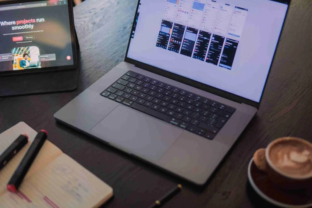 Laptop, tablet en koffie op een bureau, illustratie bij interim opdrachten gemeente Etten-Leur